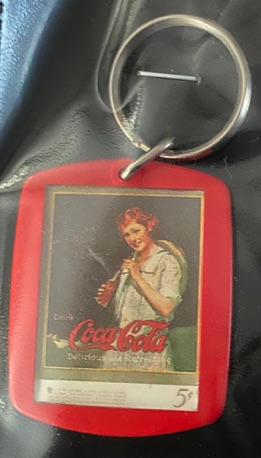 93202-1 € 2,00 coca cola sleutelhanger dame met flesje.jpeg
